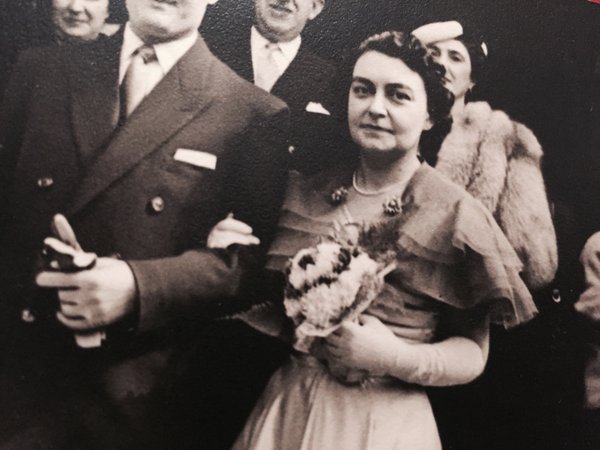 Il y a quelques photos qui vont avec. En 1953 tu tiens le bras d'un homme, qui est-ce ? #Madeleineproject https://t.co/M029mg2b7m